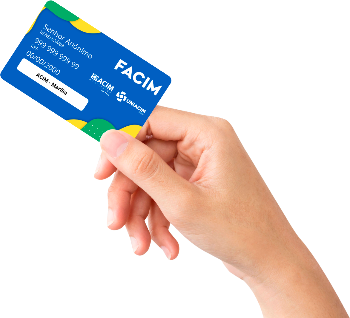 Mão segurando um cartão da FACIM